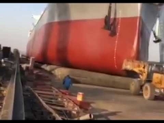 کشتی به آب انداخته شد و به راه افتاد.