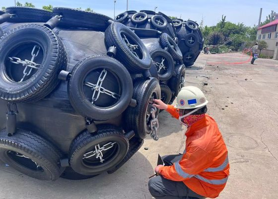 کیفیت گلگیرهای پنوماتیک 4500x9000mm 50Kpa برای قایق با جذب انرژی بالا رنگ مشکی کارخانه