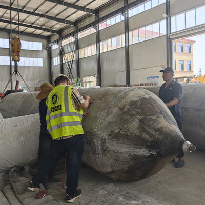 کیفیت قایق های کشتی بلند کننده دریایی قفسه های هوایی پنوماتیک پرتابی قایق پرتابی لاستیکی کارخانه