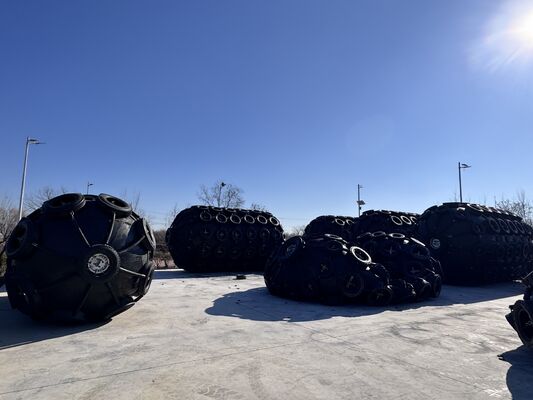 کیفیت لنگرگاه کشتی قایق 50Kpa 80Kpa ضربه‌گیر لاستیکی زنجیر تایر تور ضربه‌گیر اسکله سنگین برای محافظت از پهلوگیری کشتی دریایی کارخانه