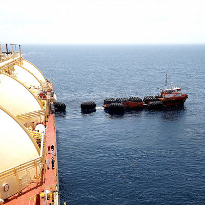 کیفیت فومرهای پر شده فومرز با نیروی کمربندی / گلگیرهای لاستیکی دریایی 50Kpa سیاه رنگ کارخانه