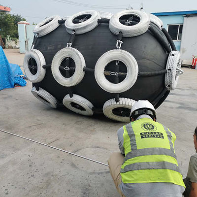 کیفیت فندر لاستیکی پنوماتیک سفارشی با اندازه های موجود 0.3-4.8 M و فشار 50kpa و 80kpa برای برنامه های کاربردی فندر کشتی کارخانه