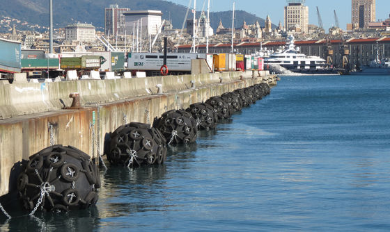 کیفیت گلگیر لاستیکی دریایی بادی ISO17357 50KPA/80KPA بادوام در حال استفاده کارخانه